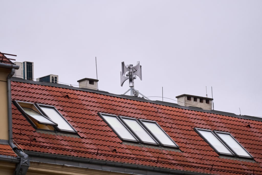 Mieszkańcy tych osiedli w końcu usłyszą syreny alarmowe. Koszt jednej to 120 tys. złotych - We Wrocławiu zostanie zainstalowanych 10 nowych syren alarmowych. Fot. mat. prasowe