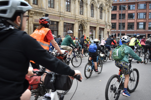 Rowerzyści opanowali Wrocław. Wielki peleton przejechał ulicami miasta - 3