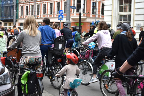 Rowerzyści opanowali Wrocław. Wielki peleton przejechał ulicami miasta - 4