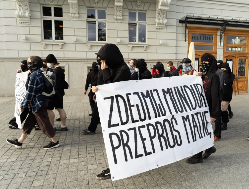 "Policja atakuje, Wrocław protestuje". Echa interwencji mundurowych przy eksmisji emerytki. Mamy odpowiedź służb – Protest wrocławskich aktywistów po interwencji policji przy eksmisji pani Wiktorii. Fot. Kajetan Tomaszewski