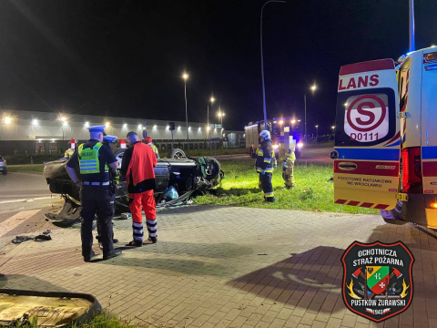 Dachowanie na drodze krajowej pod Wrocławiem. Kierowca trafił do szpitala [ZDJĘCIA] - 1