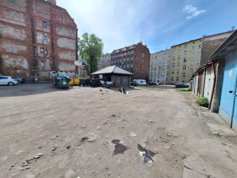 Podwórko imienia Wszystkich Mieszkańców będzie piękniejsze. Co powstanie w miejscu dzikiego parkingu? - 1