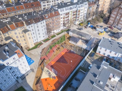Podw&oacute;rko imienia Wszystkich Mieszkańc&oacute;w będzie piękniejsze. Co powstanie w miejscu dzikiego parkingu?