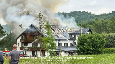 Pożar pensjonatu w Stroniu. Pali się dach z instalacją fotowoltaiczną