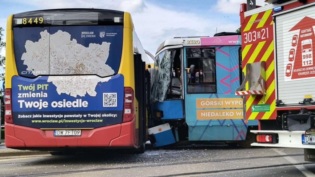 Kilkanaście osób zostało rannych w zderzeniu tramwaju i autobusu. Policja szuka świadków – Policja szuka świadków majowego wypadku na alei Kochanowskiego. Fot. Piotr Kaźmierczak