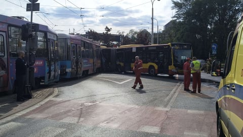 Kilkanaście osób zostało rannych w zderzeniu tramwaju i autobusu. Policja szuka świadków - 0