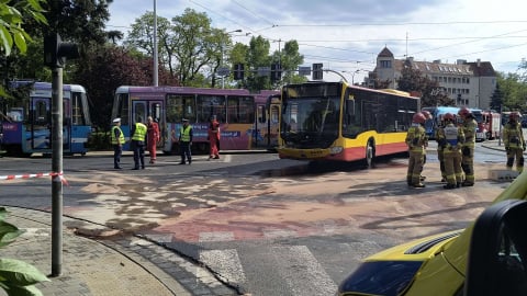 Kilkanaście osób zostało rannych w zderzeniu tramwaju i autobusu. Policja szuka świadków - 2