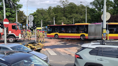 Kilkanaście osób zostało rannych w zderzeniu tramwaju i autobusu. Policja szuka świadków - 3