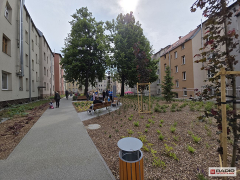 "Jest bez porównania. Wcześniej było śmietnisko". Duża metamorfoza wałbrzyskiego podwórka - 7