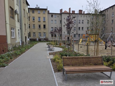 "Jest bez porównania. Wcześniej było śmietnisko". Duża metamorfoza wałbrzyskiego podwórka - 2