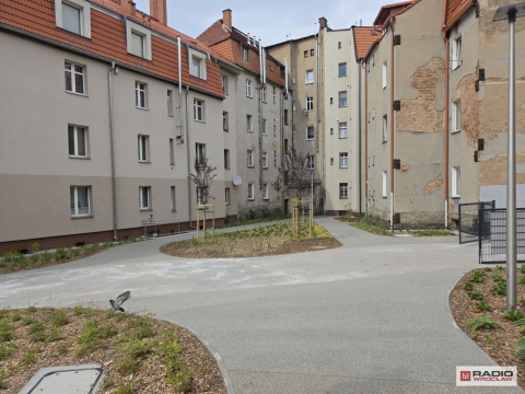 "Jest bez porównania. Wcześniej było śmietnisko". Duża metamorfoza wałbrzyskiego podwórka - 3