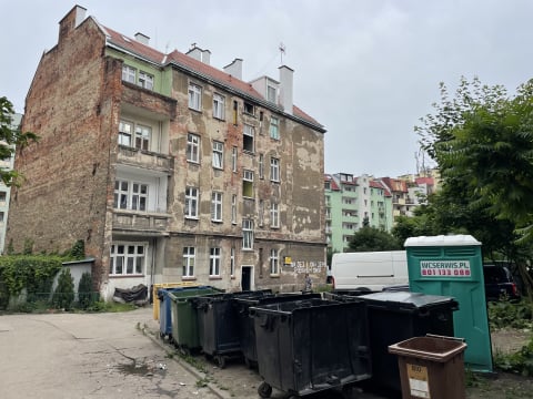 "To miejsce potrzebuje pomysłu na siebie". Trwają konsultacje społeczne w sprawie podwórka na wrocławskich Hubach - 1