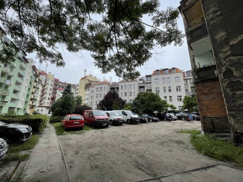 "To miejsce potrzebuje pomysłu na siebie". Trwają konsultacje społeczne w sprawie podwórka na wrocławskich Hubach - 2