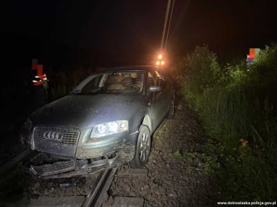 Kompletnie pijany 45-latek wjechał samochodem na tory i... zostawił pojazd. O krok od tragedii w gminie Radk&oacute;w