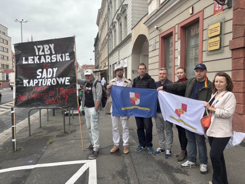 Kolejna rozprawa przeciwko medykom, którzy podpisali "List stu". Przed sądem byli też protestujący - 1