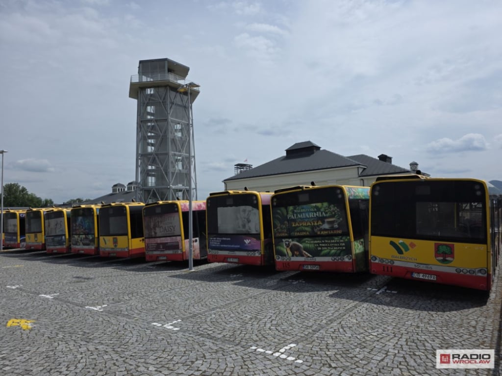 Wałbrzych sprzeda kilkanaście autobusów miejskich. To wymóg otrzymania dotacji na nowe, wodorowe pojazdy – Stare autobusy zostaną sprzedane, na ich miejscu pojawią się nowoczesne, wodorowe pojazdy. Fot: Bartosz Szarafin/ Radio Wrocław