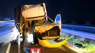 Poważna kolizja na trasie S8 w kierunku Wrocławia. Bus wbił się w samoch&oacute;d dostawczy [ZDJĘCIA]