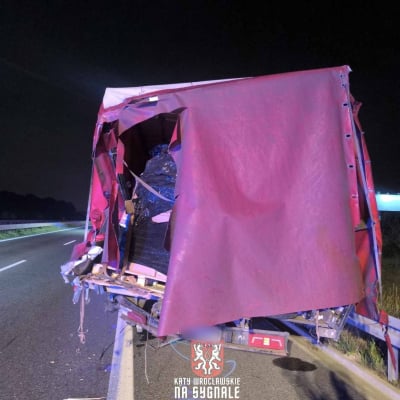Poważna kolizja na trasie S8 w kierunku Wrocławia. Bus wbił się w samochód dostawczy [ZDJĘCIA] - 0