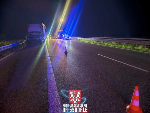 Poważna kolizja na trasie S8 w kierunku Wrocławia. Bus wbił się w samochód dostawczy [ZDJĘCIA] - 1