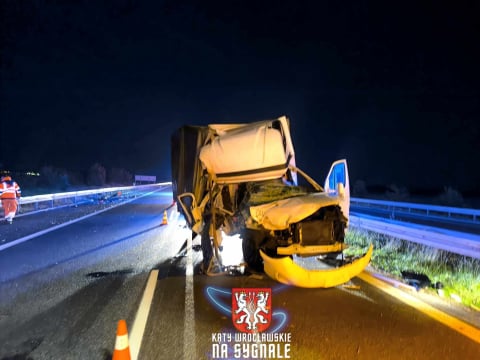 Poważna kolizja na trasie S8 w kierunku Wrocławia. Bus wbił się w samochód dostawczy [ZDJĘCIA] - 3