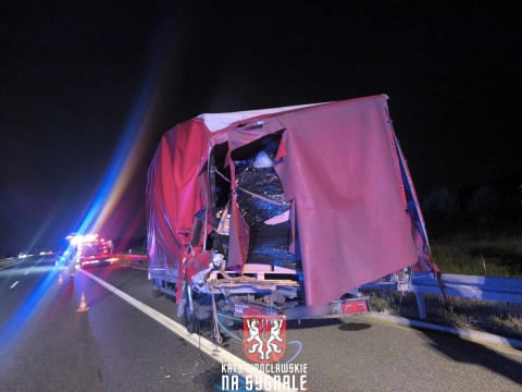 Poważna kolizja na trasie S8 w kierunku Wrocławia. Bus wbił się w samochód dostawczy [ZDJĘCIA] - 4