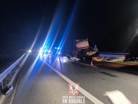 Poważna kolizja na trasie S8 w kierunku Wrocławia. Bus wbił się w samochód dostawczy [ZDJĘCIA] - 5
