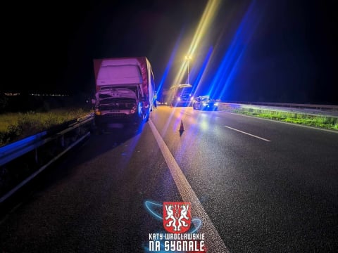 Poważna kolizja na trasie S8 w kierunku Wrocławia. Bus wbił się w samochód dostawczy [ZDJĘCIA] - 6
