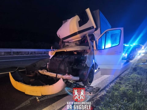 Poważna kolizja na trasie S8 w kierunku Wrocławia. Bus wbił się w samochód dostawczy [ZDJĘCIA] - 7