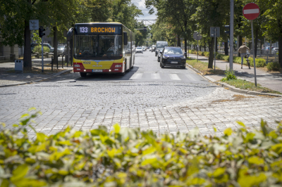 Remont Powstańc&oacute;w Śląskich miał się rozpocząć w wakacje. Wciąż nie znamy terminu prac. Nie ma też umowy z wykonawcą