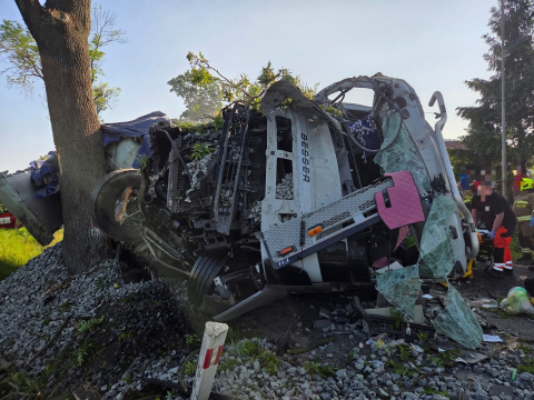 Wypadek w Lubawce. Ciężarówka z impetem uderzyła w drzewo. Trwa akcja ratunkowa! - 0