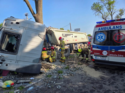 Wypadek w Lubawce. Ciężar&oacute;wka z impetem uderzyła w drzewo. Trwa akcja ratunkowa!