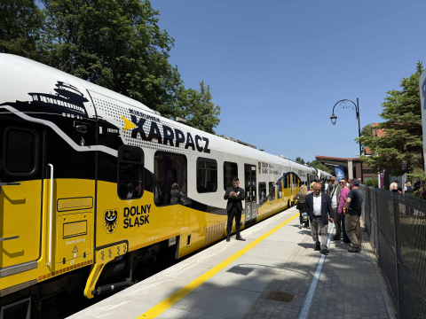 Pociąg przywiózł pierwszych pasażerów do Karpacza! Zobaczcie ZDJĘCIA, WIDEO - 13