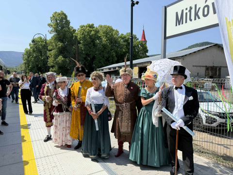 Pociąg przywiózł pierwszych pasażerów do Karpacza! Zobaczcie ZDJĘCIA, WIDEO - 14