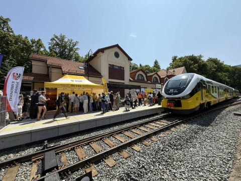 Pociąg przywiózł pierwszych pasażerów do Karpacza! Zobaczcie ZDJĘCIA, WIDEO - 16