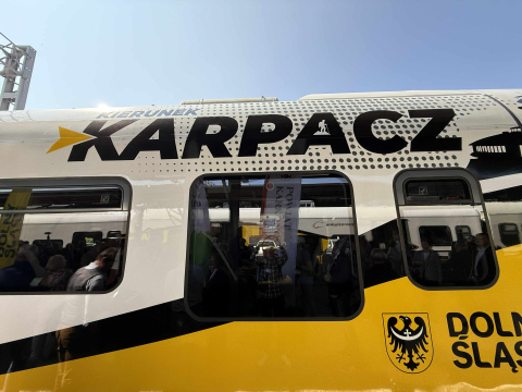 Pociąg przywiózł pierwszych pasażerów do Karpacza! Zobaczcie ZDJĘCIA, WIDEO - 1