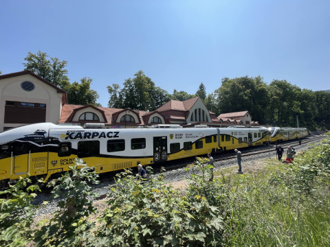 Pociąg przywiózł pierwszych pasażerów do Karpacza! Zobaczcie ZDJĘCIA, WIDEO - 20