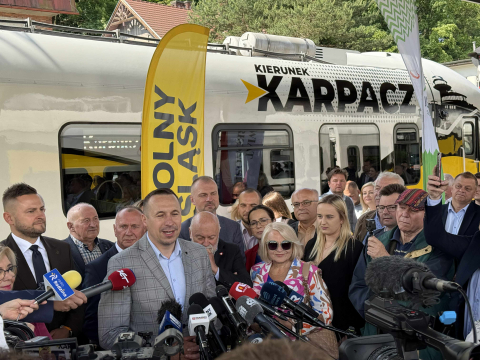 Pociąg przywiózł pierwszych pasażerów do Karpacza! Zobaczcie ZDJĘCIA, WIDEO - 2