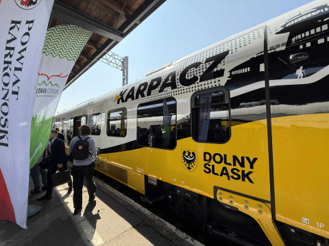 Pociąg przywiózł pierwszych pasażerów do Karpacza! Zobaczcie ZDJĘCIA, WIDEO - 3