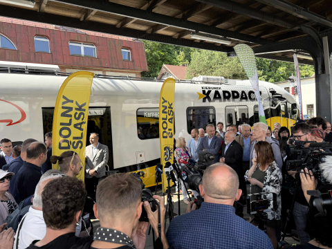 Pociąg przywiózł pierwszych pasażerów do Karpacza! Zobaczcie ZDJĘCIA, WIDEO - 5