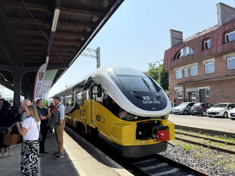 Pociąg przywiózł pierwszych pasażerów do Karpacza! Zobaczcie ZDJĘCIA, WIDEO - 6
