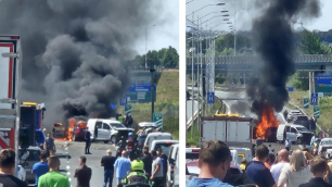 Zderzenie dw&oacute;ch samochod&oacute;w na S8, jeden z nich doszczętnie spłonął. Na miejscu ląduje śmigłowiec LPR