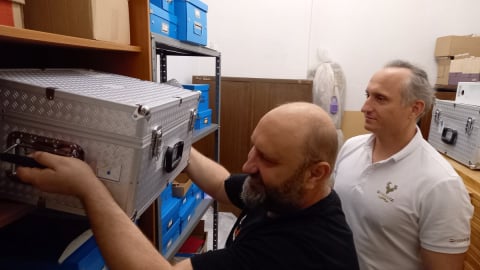 Wyjątkowy konwój dojechał do Legnicy. Wśród skarbów są cenne monety z czasów Bolesława Chrobrego. Są warte miliony - 4
