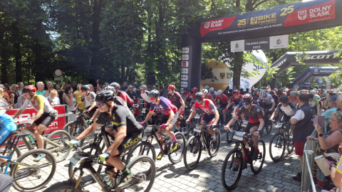 Rowerowe szaleństo w Polanicy-Zdroju. Kilkuset zawodników wyjechało na trasy Bike Maratonu - 0