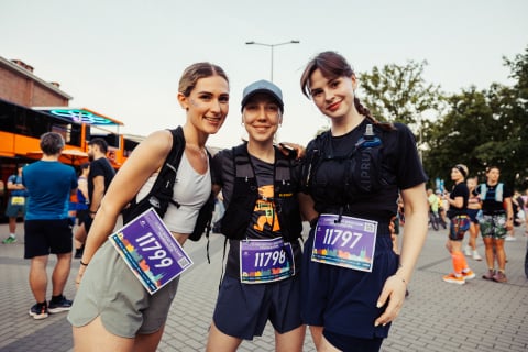 Rekordowa liczba biegaczy uczestniczyła w 11. PKO Nocnym Wrocław Półmaratonie. Nie wszyscy dobiegli do mety! [ZDJĘCIA] - 16
