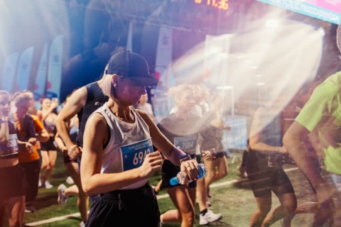 Rekordowa liczba biegaczy uczestniczyła w 11. PKO Nocnym Wrocław Półmaratonie. Nie wszyscy dobiegli do mety! [ZDJĘCIA] - 17