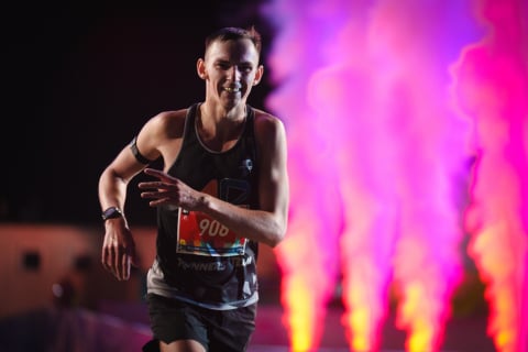 Rekordowa liczba biegaczy uczestniczyła w 11. PKO Nocnym Wrocław Półmaratonie. Nie wszyscy dobiegli do mety! [ZDJĘCIA] - 18