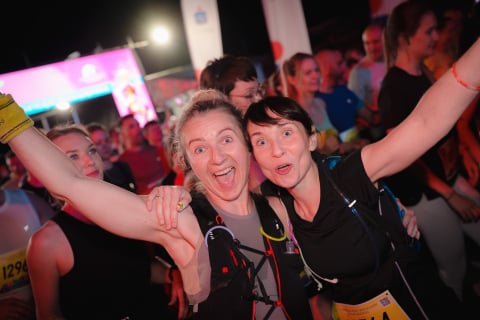 Rekordowa liczba biegaczy uczestniczyła w 11. PKO Nocnym Wrocław Półmaratonie. Nie wszyscy dobiegli do mety! [ZDJĘCIA] - 19