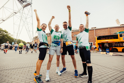 Rekordowa liczba biegaczy uczestniczyła w 11. PKO Nocnym Wrocław Półmaratonie. Nie wszyscy dobiegli do mety! [ZDJĘCIA] - 21