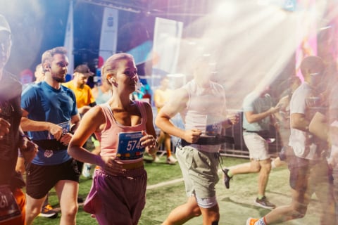 Rekordowa liczba biegaczy uczestniczyła w 11. PKO Nocnym Wrocław Półmaratonie. Nie wszyscy dobiegli do mety! [ZDJĘCIA] - 26