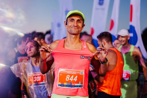 Rekordowa liczba biegaczy uczestniczyła w 11. PKO Nocnym Wrocław Półmaratonie. Nie wszyscy dobiegli do mety! [ZDJĘCIA] - 28